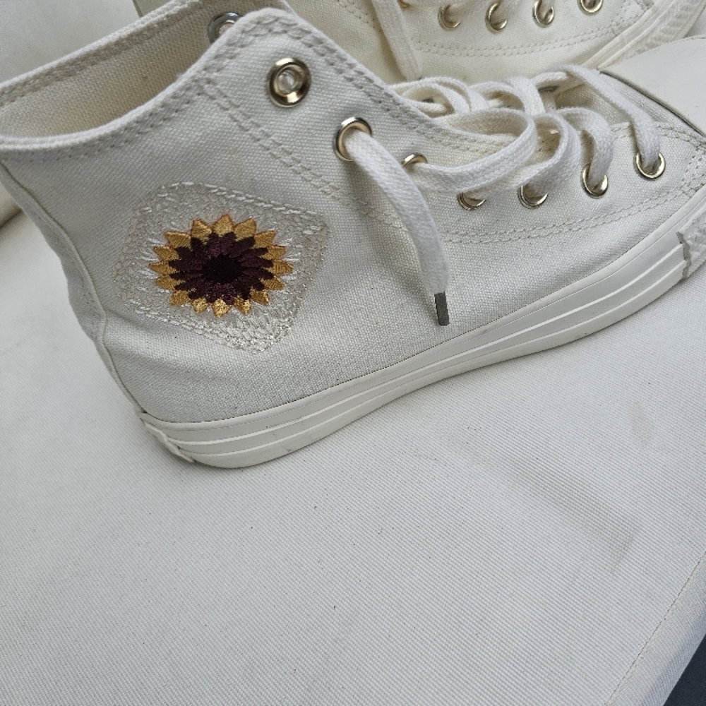 White High-Top Canvas Sneakers with Sunflower Embroidery